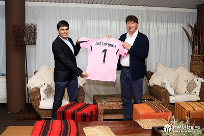 Компанія ІнстаФорекс була офіційним партнером футбольного клубу «Палермо» з 2015 по 2017 рік.
